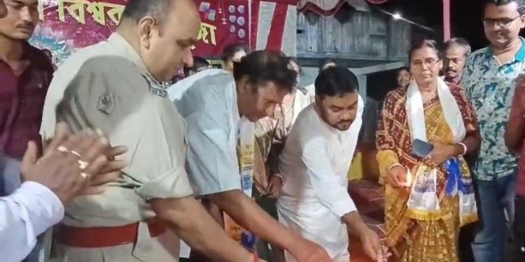 প্রদীপ জ্বেলে বিশ্বকর্মার পূজোর উদ্বোধন করলেন মন্তেশ্বরের তৃণমূল নেতা আহমেদ হোসেন সেখ ও ওসি 