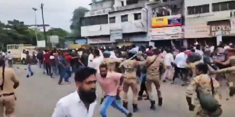 মহারাষ্ট্রের অহল্যানগরের রাস্তায়  “আই লাভ মহম্মদ” লেখা নকশাকে ঘিরে দাঙ্গা, আটক অন্তত ৩০ 