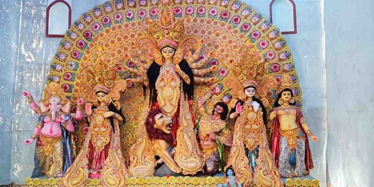 আজ মহাষষ্ঠী : দেবীর বোধন ও   অশুভ শক্তির বিনাশ করতে দেবী দুর্গার মর্তে আগমন