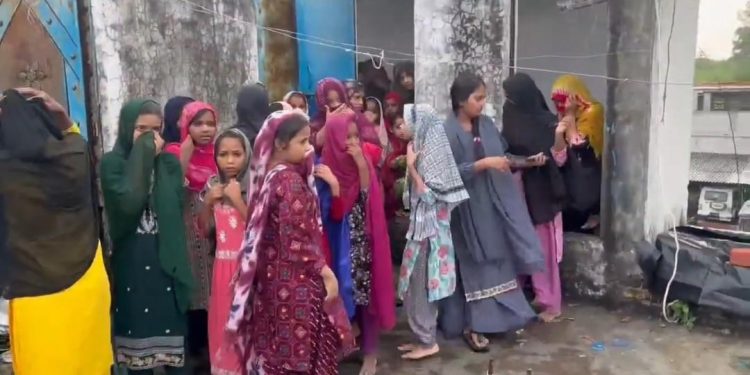 ইউপির বাহরাইচের অবৈধ মাদ্রাসার শৌচাগারে তালাবন্ধ অবস্থায় উদ্ধার ৪০ কিশোরী, দোকানের আড়ালে গোপনে মাদ্রাসা চালাচ্ছিল মহম্মদ খালিদ আহমেদ 