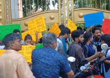 গৌড়বঙ্গ বিশ্ববিদ্যালয়ে ফি কমানোর দাবিতে আন্দোলনরত পড়ুয়াদের উপর হামলার অভিযোগ তৃণমূলের বিরুদ্ধে 