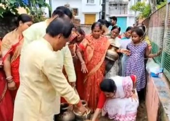 শমীক ভট্টাচার্যের সাংসদ কোটার অর্থে ইংরেজবাজার পৌরসভায় রাস্তা নির্মানের সূচনা হল শঙ্খ ও উলুধ্বনিতে 