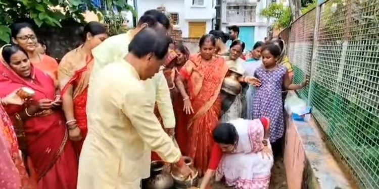 শমীক ভট্টাচার্যের সাংসদ কোটার অর্থে ইংরেজবাজার পৌরসভায় রাস্তা নির্মানের সূচনা হল শঙ্খ ও উলুধ্বনিতে 