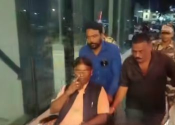 টানা ২২ ঘন্টা অবস্থান-বিক্ষোভ করে অসুস্থ হয়ে পড়লেন বিজেপি সাংসদ খগেন মুর্মু, অসুস্থতার জন্য চাঁচল থানার আইসিকে দায়ি করল বিজেপি 