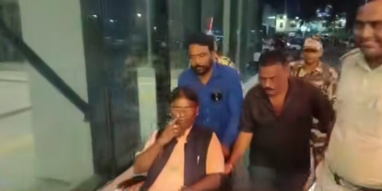 টানা ২২ ঘন্টা অবস্থান-বিক্ষোভ করে অসুস্থ হয়ে পড়লেন বিজেপি সাংসদ খগেন মুর্মু, অসুস্থতার জন্য চাঁচল থানার আইসিকে দায়ি করল বিজেপি 