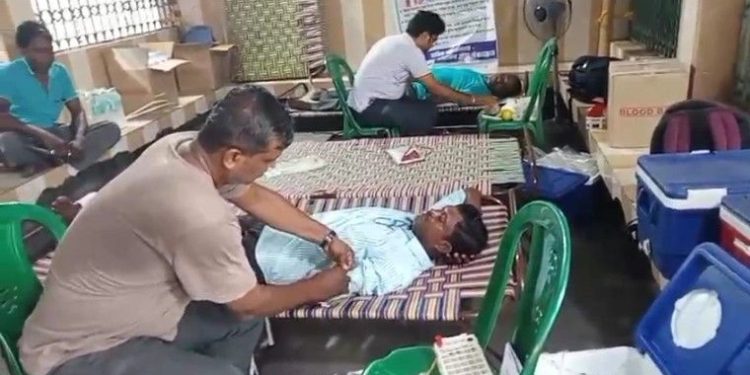 বিশ্বকর্মা পুজো উপলক্ষে রক্তদান শিবিরের আয়োজন করল মালডাঙ্গা ব্যবসায়ী ও বাস ইউনিয়ন সমিতি 