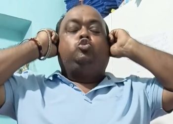 দলের ‘দুর্নীতিগ্রস্তদের” হয়ে কান ধরে ওঠবস করে ক্ষমা চাইলেন তৃণমূল কাউন্সিলর ; গোষ্ঠী কোন্দলে বিব্রত শাসকদল 