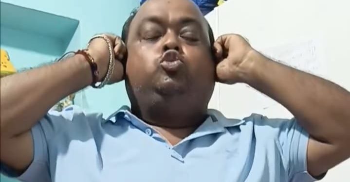 দলের ‘দুর্নীতিগ্রস্তদের” হয়ে কান ধরে ওঠবস করে ক্ষমা চাইলেন তৃণমূল কাউন্সিলর ; গোষ্ঠী কোন্দলে বিব্রত শাসকদল 