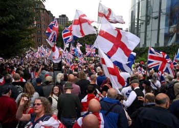 লন্ডনে ‘ইউনাইট দ্য কিংডম’ ব্যানারে মুসলিম অভিবাসী বিরোধী মিছিলে বিক্ষোভ দেখালো ১.৫ লক্ষাধিক মানুষ, সংঘর্ষ 