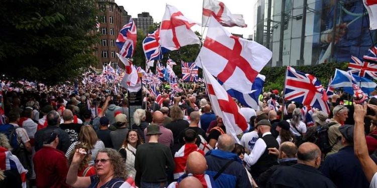 লন্ডনে ‘ইউনাইট দ্য কিংডম’ ব্যানারে মুসলিম অভিবাসী বিরোধী মিছিলে বিক্ষোভ দেখালো ১.৫ লক্ষাধিক মানুষ, সংঘর্ষ 