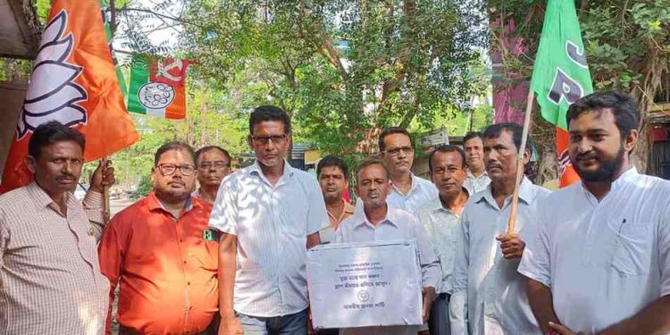 রাজ্য সরকারের ত্রাণ অপ্রতুল !  উত্তরবঙ্গের দুর্যোগ কবলিতদের সাহায্যার্থে ‘দান সংগ্রহ’ করতে পথে নামল ভাতারের বিজেপি 
