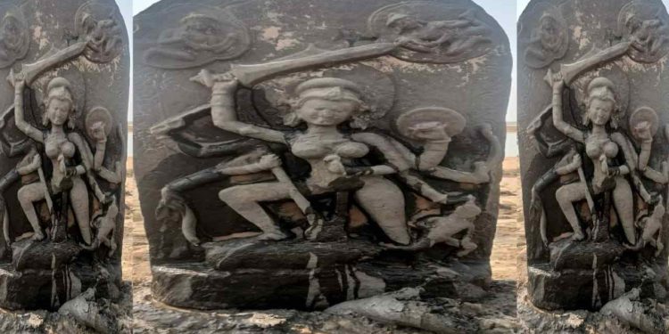 বেলে পাথরের তৈরি পাল ও সেন যুগেরমহিষাসুরমর্দিনী দেবী দুর্গার মূর্তি উদ্ধার গলসিতে