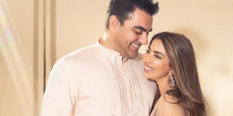 আরবাজ খানের দ্বিতীয় স্ত্রী কন্যা সন্তানের জন্ম দিয়েছেন, প্রথম স্ত্রী মালাইকা অরোরার সাথে ইতিমধ্যেই ২২ বছর বয়সী এক ছেলে আছে তার 