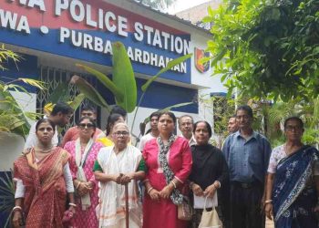 কোলে নাড়ুগোপালের মূর্তি নিয়ে ধার্মিক সেজে ৪০ লক্ষ টাকা প্রতারণা, মহিলার বিরুদ্ধে পুলিশের দ্বারস্থ কাটোয়ার একাধিক প্রতারিত 