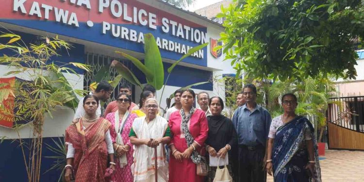 কোলে নাড়ুগোপালের মূর্তি নিয়ে ধার্মিক সেজে ৪০ লক্ষ টাকা প্রতারণা, মহিলার বিরুদ্ধে পুলিশের দ্বারস্থ কাটোয়ার একাধিক প্রতারিত