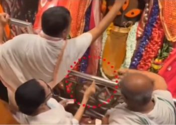 ফের বিতর্কে মমতা, এবারে সতীপীঠ কালীঘাটের দেবীর দিকেই “উচ্ছিষ্ট প্রসাদ” ছুড়ে দেওয়ার অভিযোগ, ভিডিও শেয়ার করে নিন্দায় সরব শুভেন্দু 