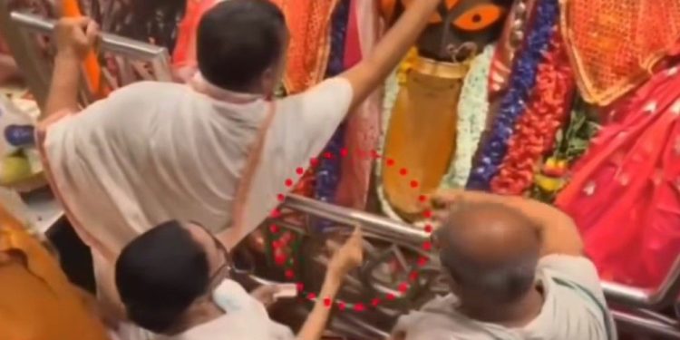 ফের বিতর্কে মমতা, এবারে সতীপীঠ কালীঘাটের দেবীর দিকেই “উচ্ছিষ্ট প্রসাদ” ছুড়ে দেওয়ার অভিযোগ, ভিডিও শেয়ার করে নিন্দায় সরব শুভেন্দু 