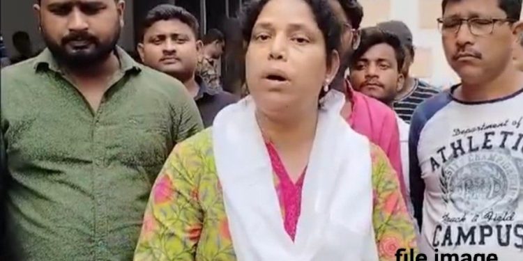 ভোটার তালিকায় একটা নাম বাদ পড়লে মোথাবাড়ি “লন্ডভন্ড” করার হুমকি দিলেন মন্ত্রী সাবিনা ইয়াসমিন ! প্রতিবাদে সরব বিজেপি