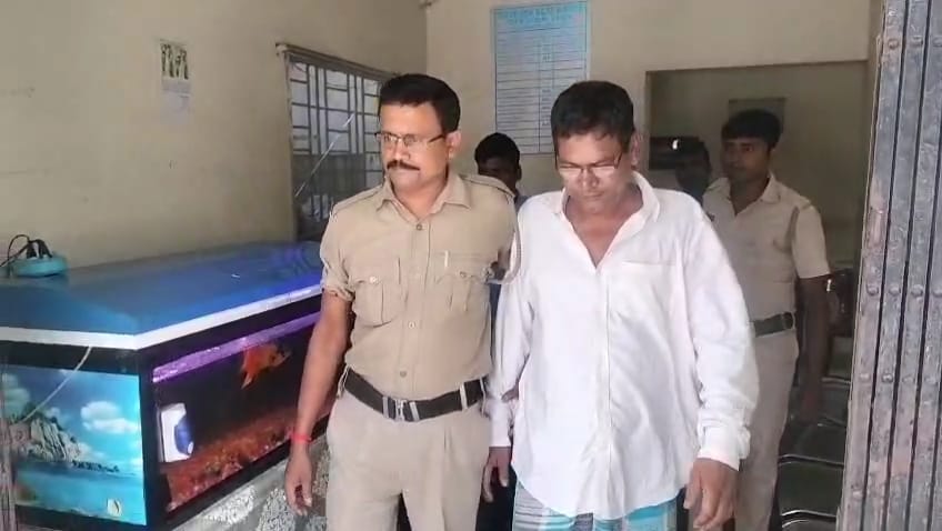 পুলিশকে পিটিয়ে আসামী ছিনতাই করে গ্রেপ্তার আউশগ্রামের তৃণমূল নেতা গোলাম মোল্লা 