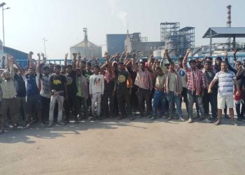 বিভিন্ন দাবিতে আউশগ্রামের ইথানল কারখানার গেট বন্ধ করে  শ্রমিকদের তুমুল বিক্ষোভ 