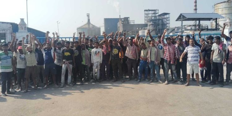 বিভিন্ন দাবিতে আউশগ্রামের ইথানল কারখানার গেট বন্ধ করে  শ্রমিকদের তুমুল বিক্ষোভ 