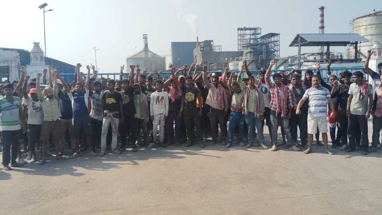 বিভিন্ন দাবিতে আউশগ্রামের ইথানল কারখানার গেট বন্ধ করে  শ্রমিকদের তুমুল বিক্ষোভ 