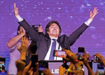 বামপন্থীদের ধরাশায়ী করে আর্জেন্টিনার ক্ষমতায় অতি ডানপন্থী নেতা জাভিয়ের মাইলি