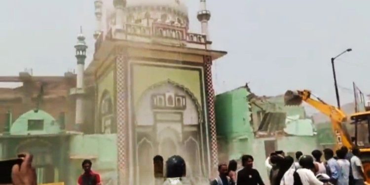 উত্তরপ্রদেশের সম্ভলে চলছে বুলডোজার অভিযান, ভেঙে ফেলা হচ্ছে প্রাসাদ সদৃশ বিশাল বিয়েবাড়ি