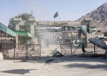 কান্দাহারে তালিবান-পাকিস্থান সেনার সংঘর্ষে মৃত অন্তত ১৭ জন  সাধারণ মানুষ, আহত ৩৪৬ ; চেকপয়েন্টে তালিবান ও বেলুচ যোদ্ধাদের সাঁড়াশি আক্রমণের মাঝে পাকিস্তান সেনা 