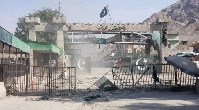 কান্দাহারে তালিবান-পাকিস্থান সেনার সংঘর্ষে মৃত অন্তত ১৭ জন  সাধারণ মানুষ, আহত ৩৪৬ ; চেকপয়েন্টে তালিবান ও বেলুচ যোদ্ধাদের সাঁড়াশি আক্রমণের মাঝে পাকিস্তান সেনা 