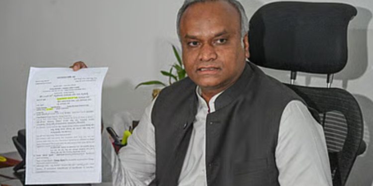 কংগ্রেস সভাপতি মল্লিকার্জুন খাড়গের ছেলে প্রিয়ঙ্ক খাড়গের পরামর্শে কর্ণাটকে আরএসএস নিষিদ্ধ করবে কংগ্রেস