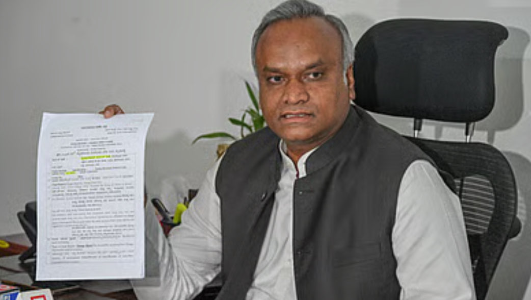 কংগ্রেস সভাপতি মল্লিকার্জুন খাড়গের ছেলে প্রিয়ঙ্ক খাড়গের পরামর্শে কর্ণাটকে আরএসএস নিষিদ্ধ করবে কংগ্রেস