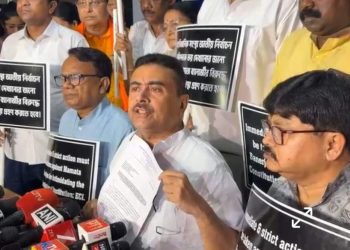 “সিও বেড়ে খেলছে” : রাজ্য নির্বাচন কমিশনের সিও সম্পর্কে মুখ্যমন্ত্রীর এই ভাষাকে “গণতন্ত্রের পক্ষে বিপদজনক” বললেন বিরোধী দলনেতা ; কঠোর ব্যবস্থা নেওয়ার দাবি জানিয়ে কমিশনের দ্বারস্থ বিজেপি 