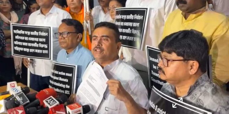 “সিও বেড়ে খেলছে” : রাজ্য নির্বাচন কমিশনের সিও সম্পর্কে মুখ্যমন্ত্রীর এই ভাষাকে “গণতন্ত্রের পক্ষে বিপদজনক” বললেন বিরোধী দলনেতা ; কঠোর ব্যবস্থা নেওয়ার দাবি জানিয়ে কমিশনের দ্বারস্থ বিজেপি 