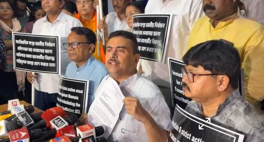 “সিও বেড়ে খেলছে” : রাজ্য নির্বাচন কমিশনের সিও সম্পর্কে মুখ্যমন্ত্রীর এই ভাষাকে “গণতন্ত্রের পক্ষে বিপদজনক” বললেন বিরোধী দলনেতা ; কঠোর ব্যবস্থা নেওয়ার দাবি জানিয়ে কমিশনের দ্বারস্থ বিজেপি 