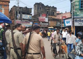 উটকো পদ্মফুল বিক্রেতাদের উপর স্থায়ী ফুলব্যবসায়ীদের হামলায় উত্তপ্ত কাটোয়া শহর 