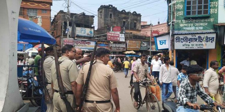 উটকো পদ্মফুল বিক্রেতাদের উপর স্থায়ী ফুলব্যবসায়ীদের হামলায় উত্তপ্ত কাটোয়া শহর 