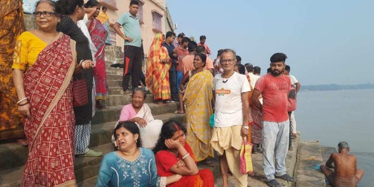 আজ ছটপুজোর দিন মর্মান্তিক ঘটনায় শোকের ছায়া কাটোয়া, পূণ্যস্নান করতে গিয়ে গঙ্গায় তলিয়ে গেল ২ যুবক ; নদী ঘাটে বারবার দুর্ঘটনা ঘটলেও তৃণমূল বিধায়ক ও পুরসভার নিষ্ক্রিয়তা নিয়ে প্রশ্ন উঠছে