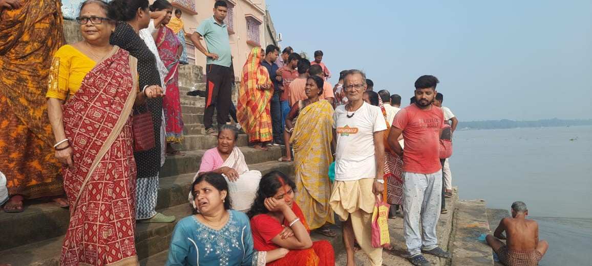 আজ ছটপুজোর দিন মর্মান্তিক ঘটনায় শোকের ছায়া কাটোয়া, পূণ্যস্নান করতে গিয়ে গঙ্গায় তলিয়ে গেল ২ যুবক ; নদী ঘাটে বারবার দুর্ঘটনা ঘটলেও তৃণমূল বিধায়ক ও পুরসভার নিষ্ক্রিয়তা নিয়ে প্রশ্ন উঠছে