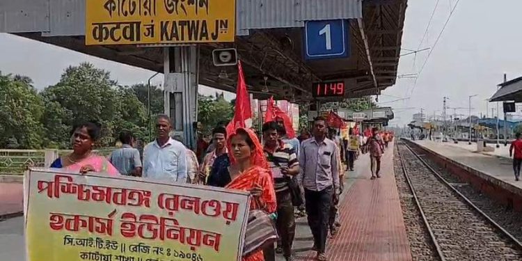 কাটোয়ায় রেলের হকারদের উপর দমনপীড়নের অভিযোগ তুলে বিক্ষোভ দেখাল সিপিএমের শ্রমিক সংগঠন সিটু
