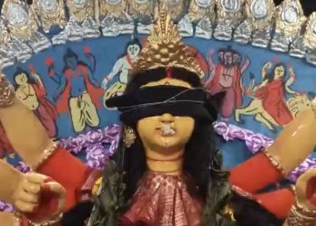 পুলিশের বিরুদ্ধেই উঠেছে গহনা চুরি করানোর অভিযোগ, কেতুগ্রাম থানার পুলিশকে ধিক্কার জানিয়ে দেবী মূর্তির মুখে কালো কাপড় বেঁধে নিরঞ্জন করল বড়াল পরিবার