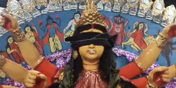 পুলিশের বিরুদ্ধেই উঠেছে গহনা চুরি করানোর অভিযোগ, কেতুগ্রাম থানার পুলিশকে ধিক্কার জানিয়ে দেবী মূর্তির মুখে কালো কাপড় বেঁধে নিরঞ্জন করল বড়াল পরিবার