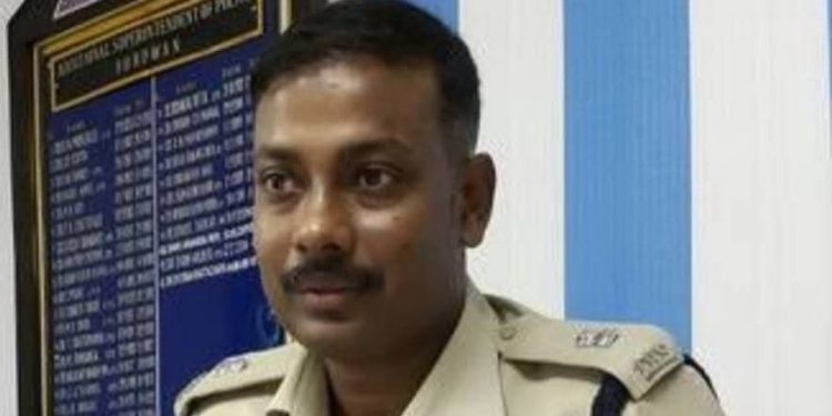 বাজি ফাটানোর অপরাধে মারধর কান্ডে অবশেষে অপসারিত কোচবিহারের পুলিশ সুপার দ্যুতিমান ভট্টাচার্য 