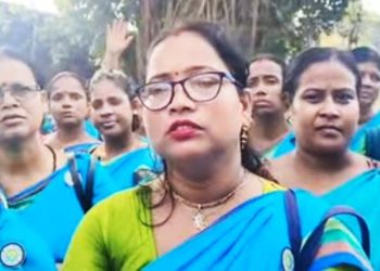 ‘কঠিন শর্তের’ কারনে সরকারি ১০ হাজারি স্মার্টফোন বয়কট করলেন কোলাঘাটের তিন শতাধিক অঙ্গনওয়াড়ি কর্মী 