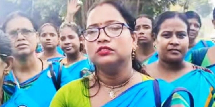 ‘কঠিন শর্তের’ কারনে সরকারি ১০ হাজারি স্মার্টফোন বয়কট করলেন কোলাঘাটের তিন শতাধিক অঙ্গনওয়াড়ি কর্মী 