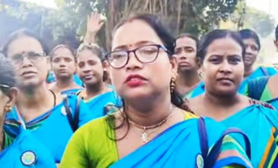 ‘কঠিন শর্তের’ কারনে সরকারি ১০ হাজারি স্মার্টফোন বয়কট করলেন কোলাঘাটের তিন শতাধিক অঙ্গনওয়াড়ি কর্মী 