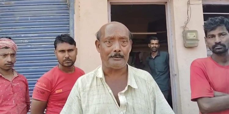 গুসকরায় রাতের অন্ধকারে বেআইনি গর্ভপাতের কারবার চালানো কম্পাউন্ডারকে হাতেনাতে ধরিয়ে দিলেন স্থানীয় যুবকরা 