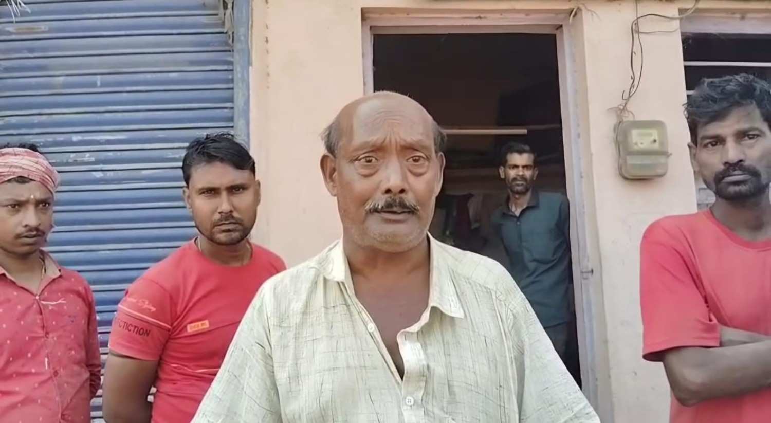 গুসকরায় রাতের অন্ধকারে বেআইনি গর্ভপাতের কারবার চালানো কম্পাউন্ডারকে হাতেনাতে ধরিয়ে দিলেন স্থানীয় যুবকরা 