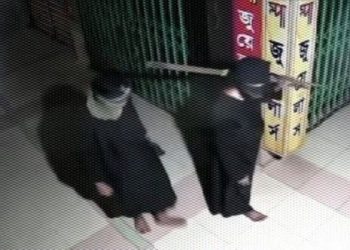 বোরখার সদব্যবহার করে সোনার দোকান থেকে ৫০০ ভরি সোনার গহনা ও ৪০ হাজার টাকা নগদ নিয়ে চম্পট দিল ২ চোর 