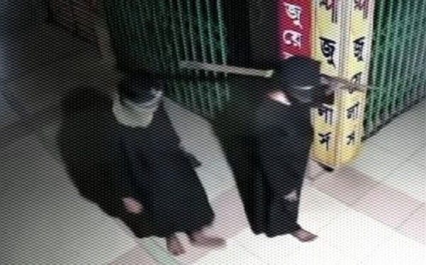 বোরখার সদব্যবহার করে সোনার দোকান থেকে ৫০০ ভরি সোনার গহনা ও ৪০ হাজার টাকা নগদ নিয়ে চম্পট দিল ২ চোর 